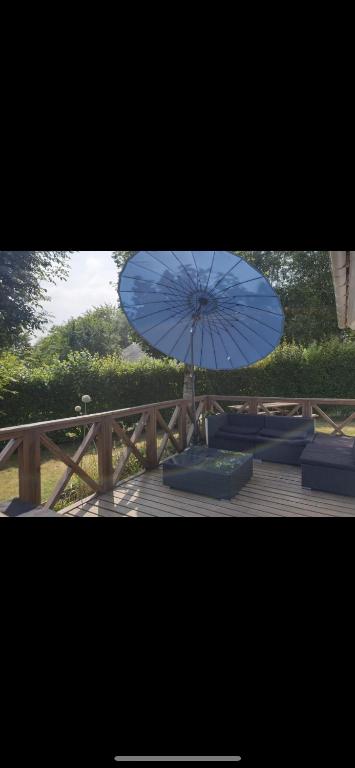 Fotografia z galérie ubytovania Gîte chalet bleu soleil v destinácii Saint-Benoît-dʼHérbertot