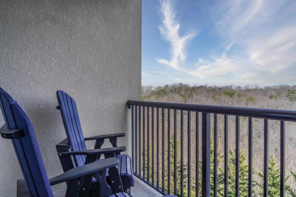 une paire de chaises bleues assises sur un balcon dans l'établissement Mvc - Unit 5606 - Mountain Breeze 2, à Pigeon Forge