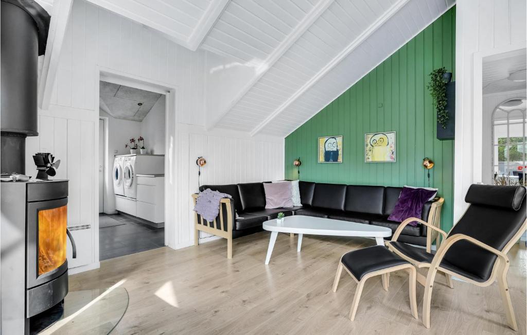 Posezení v ubytování Holiday Home Hvide Sande With A Fireplace 5