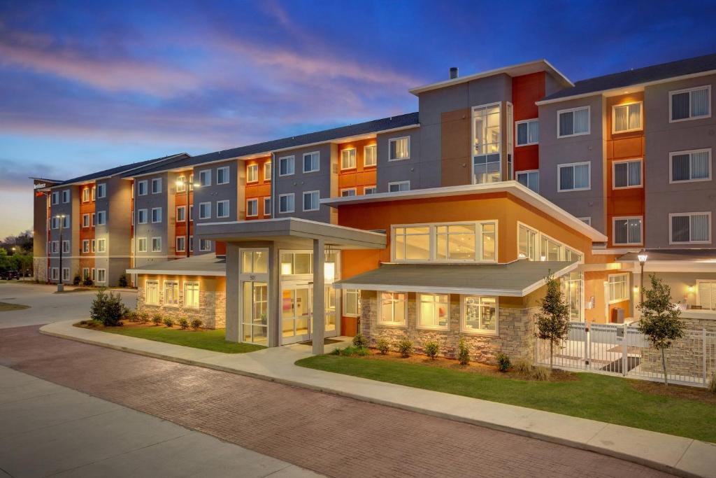 d'un immeuble d'appartements à crépuscule dans l'établissement Residence Inn by Marriott Shreveport-Bossier City/Downtown, à Bossier City