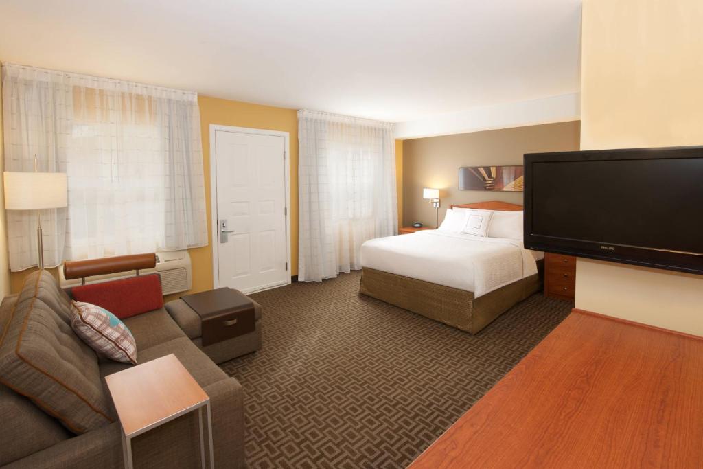 a hotel room with a bed and a flat screen tv at TownePlace Suites by Marriott Seattle Everett/Mukilteo in Mukilteo