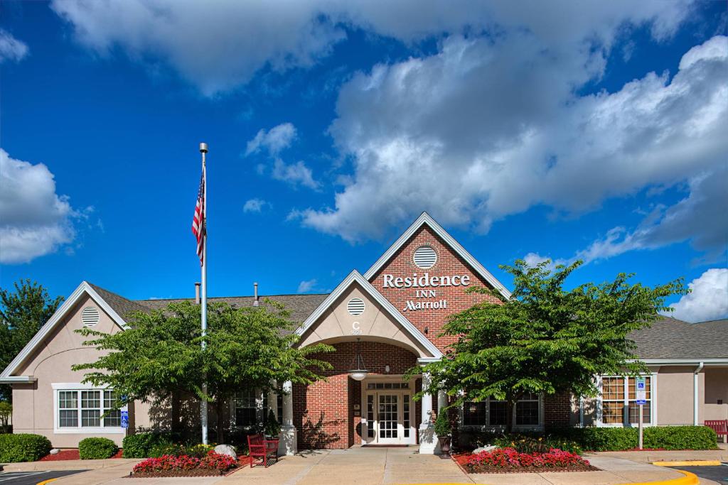 un edificio de ladrillo rojo con bandera americana en Residence Inn Gaithersburg Washingtonian Center, en Gaithersburg