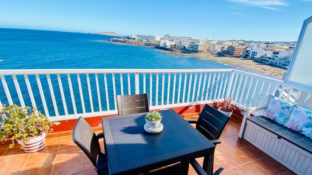 テルデにあるSalinetas Terraza Playaの海を望むバルコニー(テーブル、椅子付)