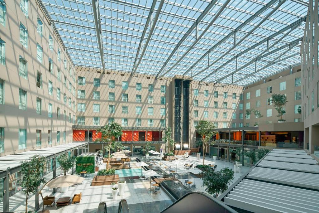 un indoorrium d'un bâtiment avec un plafond en verre dans l'établissement Courtyard by Marriott Mexico City Airport, à Mexico