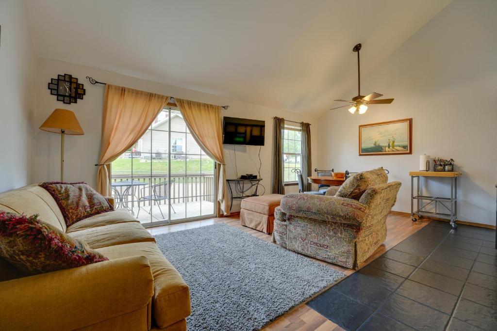 3 Mi to Titanic Museum Branson Condo with Fireplace