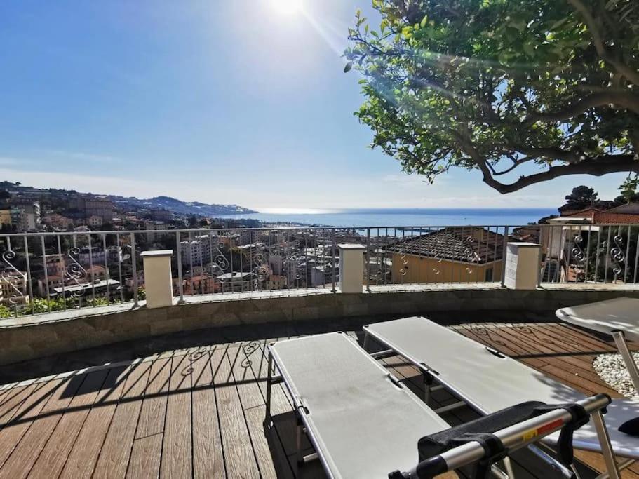 einen Balkon mit 2 Stühlen und Stadtblick in der Unterkunft Beautiful apartment in Sanremo in Sanremo