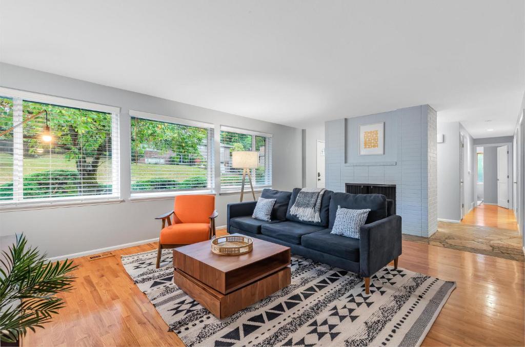 5BR House in Bellevue w/ Large Deck and Garage, Bellevue Updated 2023