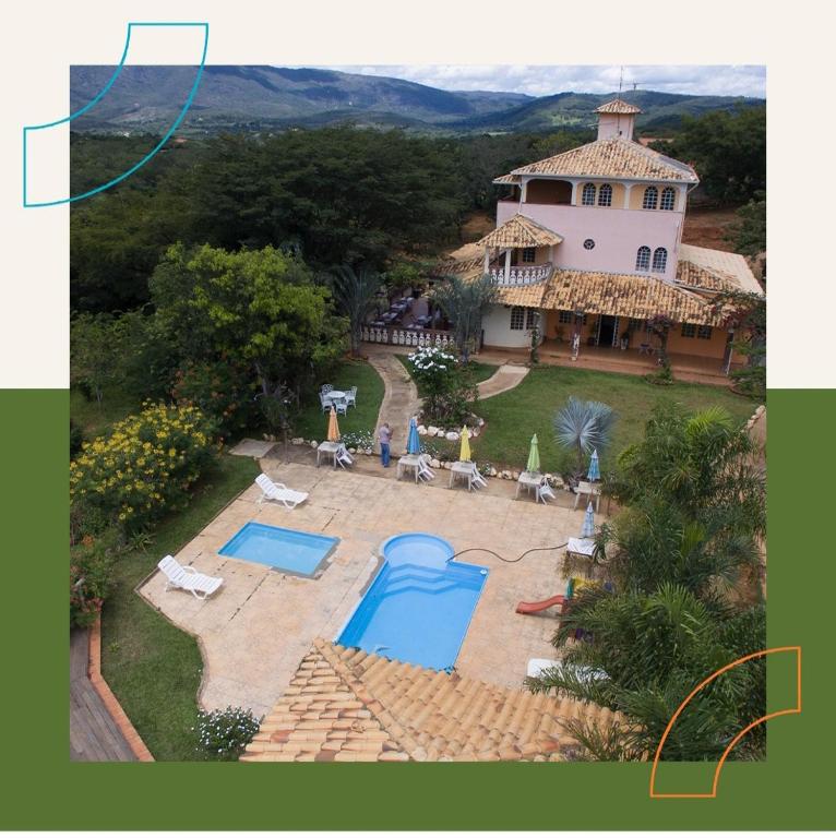 an aerial view of a house with a swimming pool at Pousada Florada na Serra in Serra do Cipo