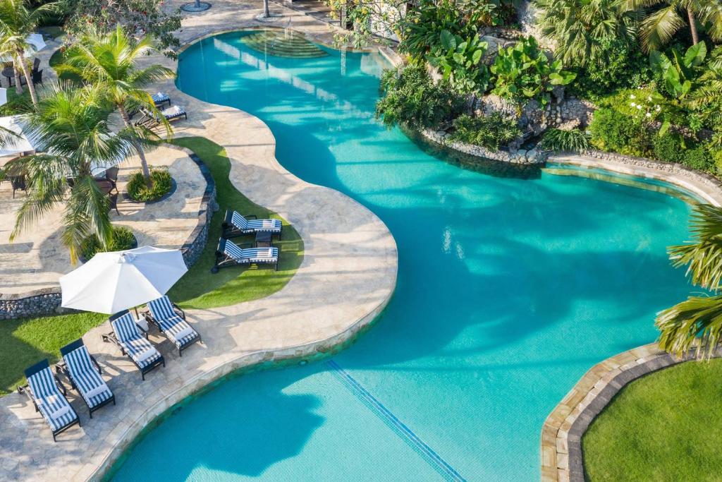 Bazén v ubytování JW Marriott Hotel Surabaya nebo v jeho okolí