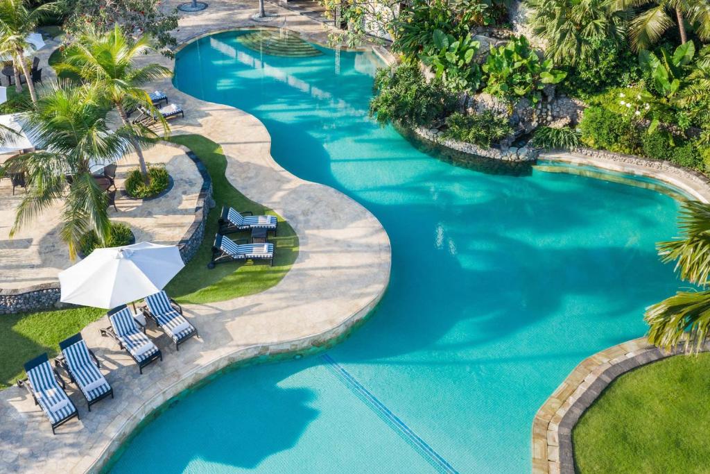 泗水的住宿－泗水JW萬豪酒店，享有度假村游泳池的空中景致