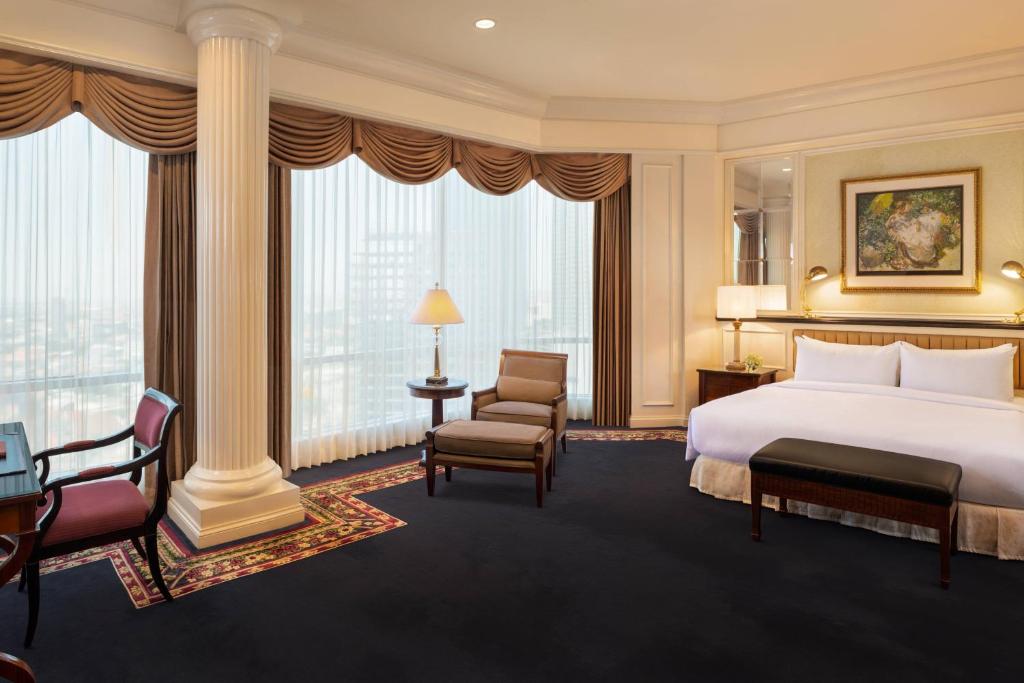 Postel nebo postele na pokoji v ubytování JW Marriott Hotel Surabaya
