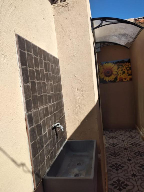 ein Bad mit einem Waschbecken in der Ecke eines Gebäudes in der Unterkunft Los Girasoles del Sur in Wilde