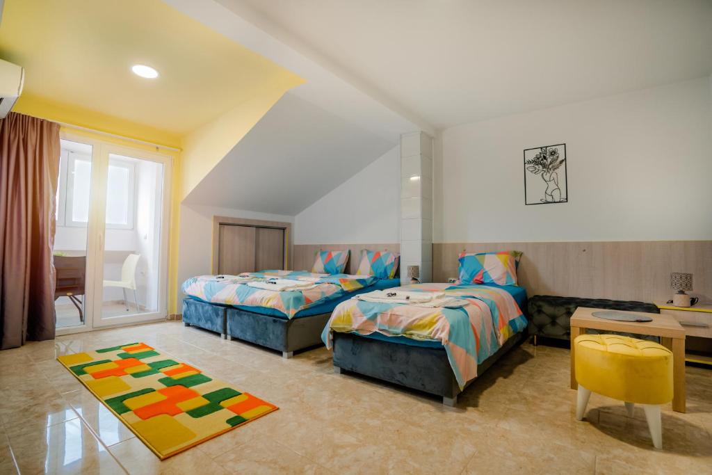 Ένα ή περισσότερα κρεβάτια σε δωμάτιο στο Makedon Apartments