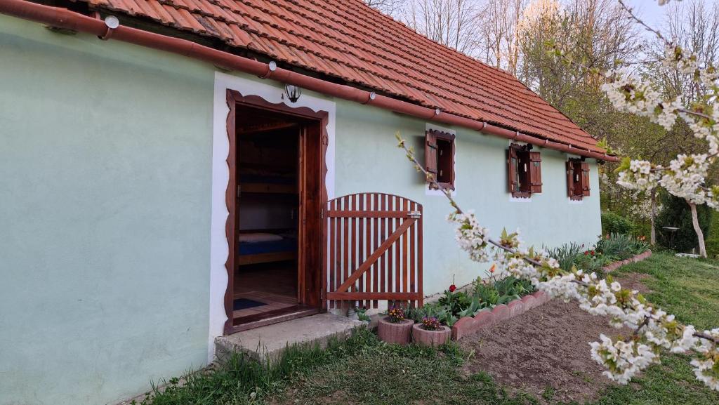 Budova, kde se chata nachází