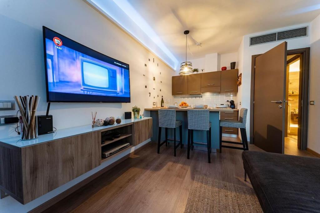 a kitchen with a large flat screen tv on the wall at Appartamento accogliente vicino stazione in Desio
