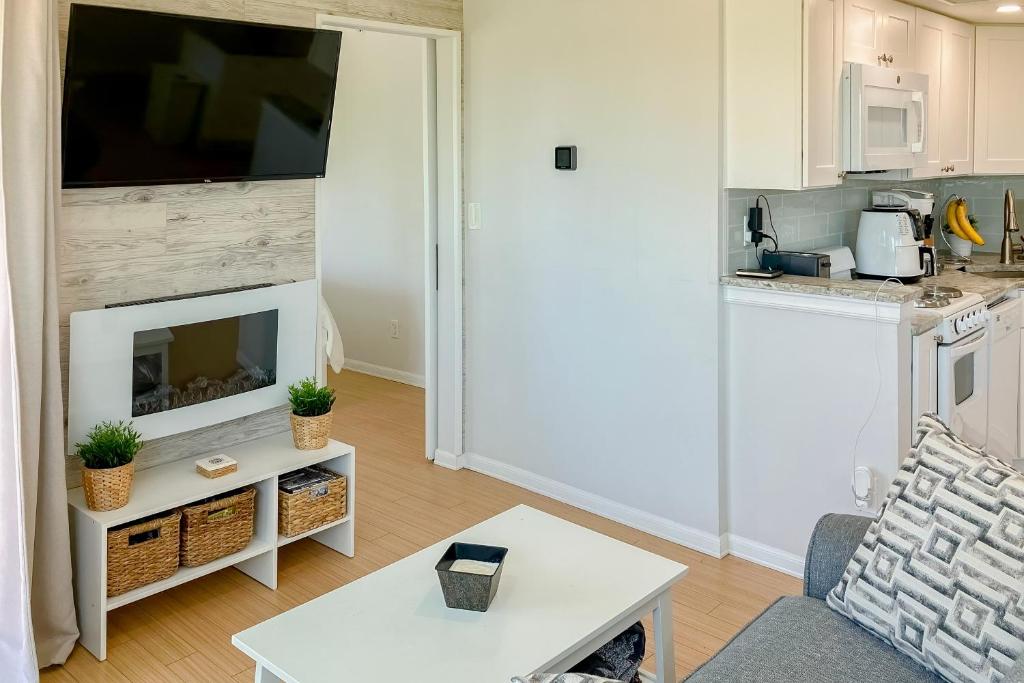 Kuchyň nebo kuchyňský kout v ubytování Renovated dog-friendly condo with ocean views, pool, & beach access