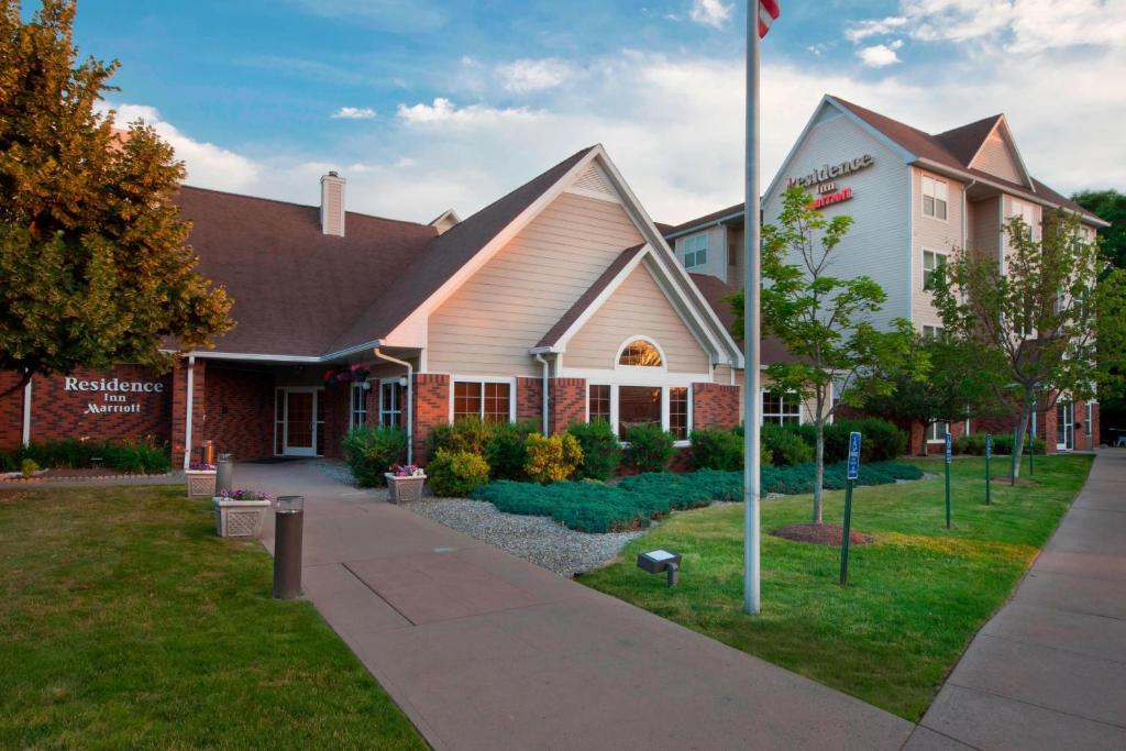 um edifício com uma bandeira à sua frente em Residence Inn by Marriott West Springfield em West Springfield