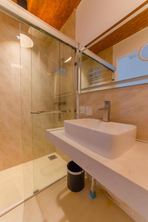 Koupelna v ubytování Si! Coral Inn