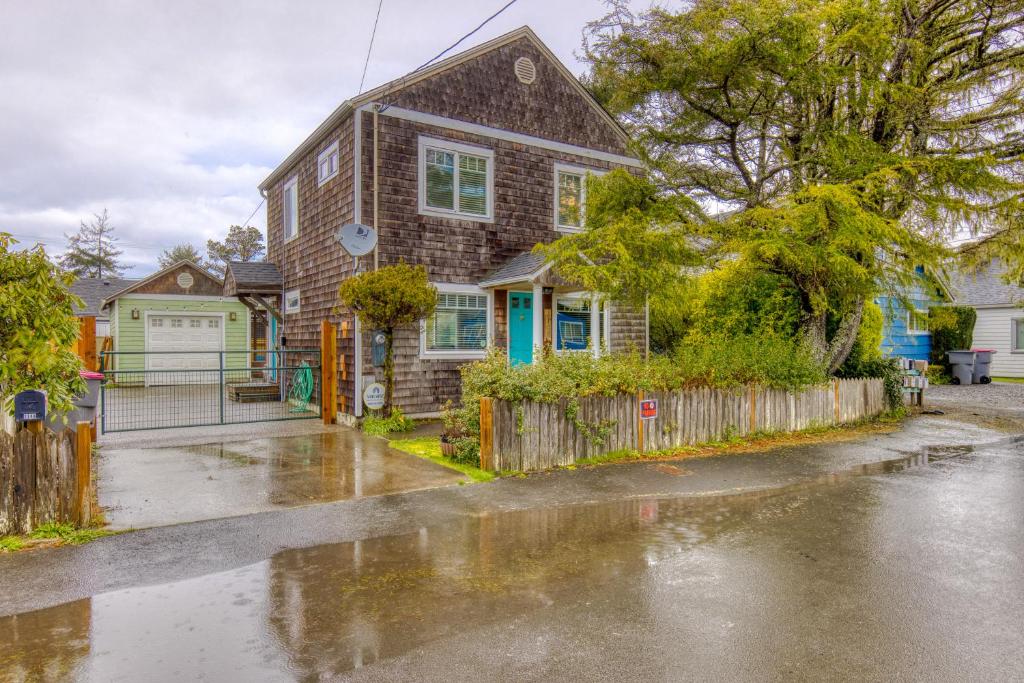 a house in the rain on a street at Beach Oasis in Seaside