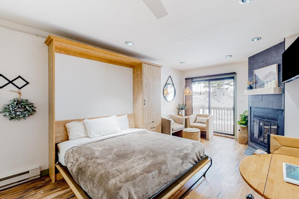 um quarto com uma cama grande e uma sala de estar em Cascade Village 308 em Durango Mountain Resort