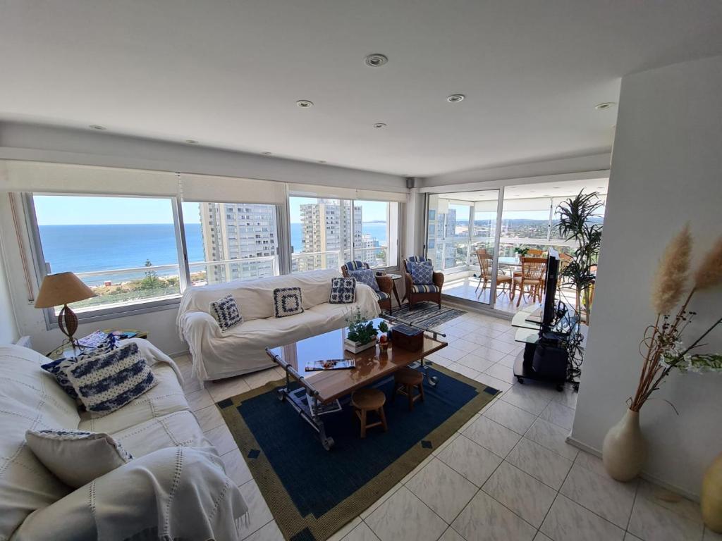 sala de estar con vistas al océano en Apartamento frente ao mar Punta del Este, en Punta del Este