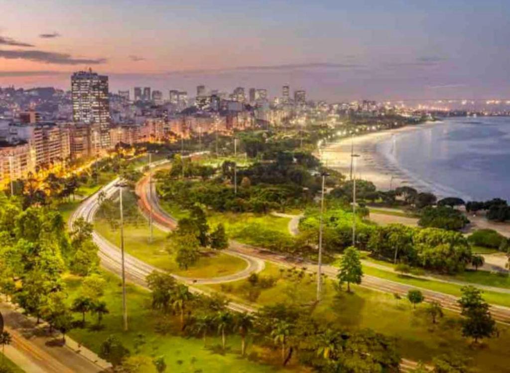 a view of a city with a beach and the ocean at Studio perto de tudo vista Mar Flamengo in Rio de Janeiro