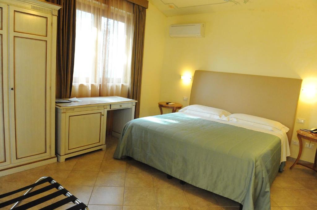Łóżko lub łóżka w pokoju w obiekcie Hotel Saturno Fonte Pura