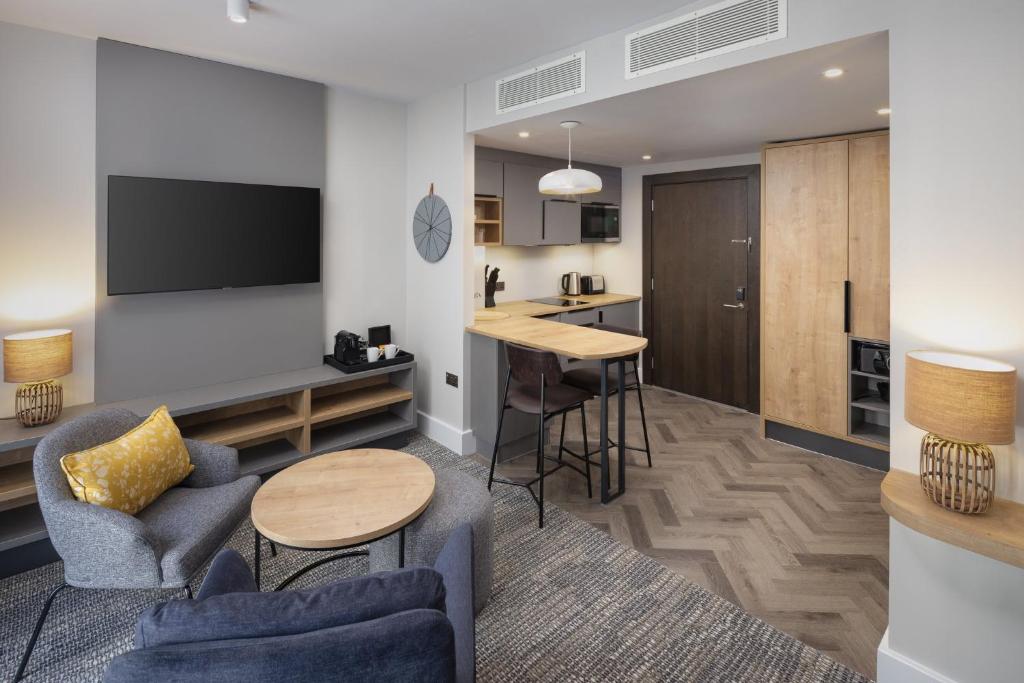 Staybridge Suites London-Vauxhall, an IHG Hotel - King Studio与小厨房和人体工程学的弹性空间