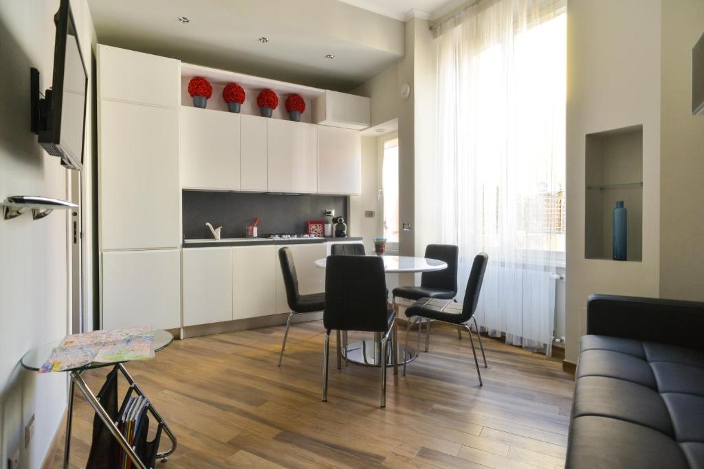 una cucina con tavolo e sedie in una stanza di Lata Luxury Apartment a Roma