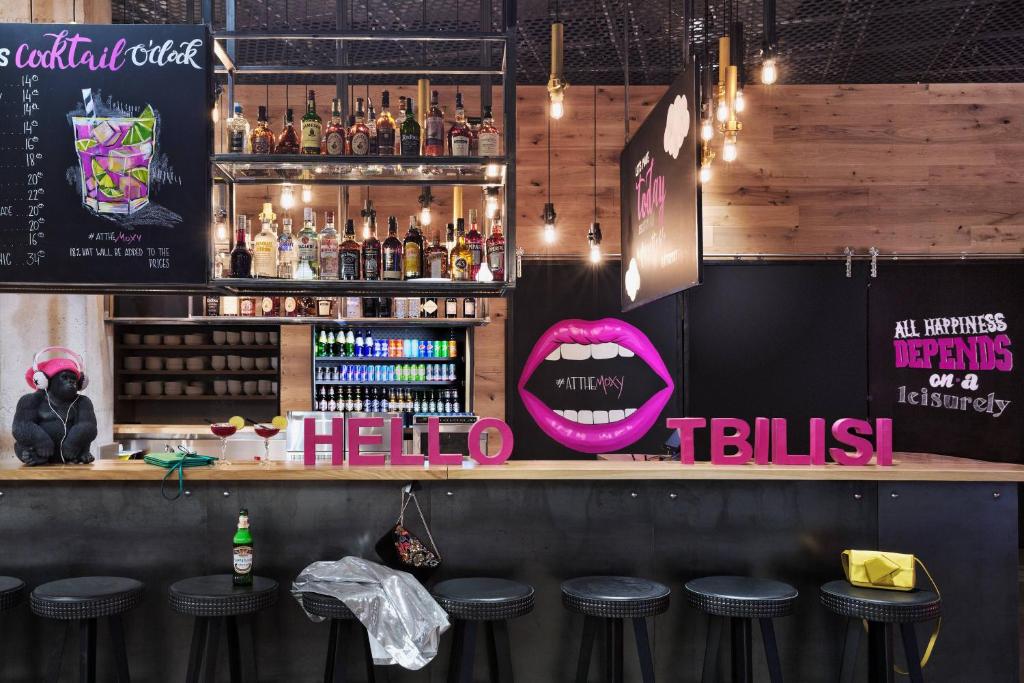 Lounge nebo bar v ubytování Moxy Tbilisi