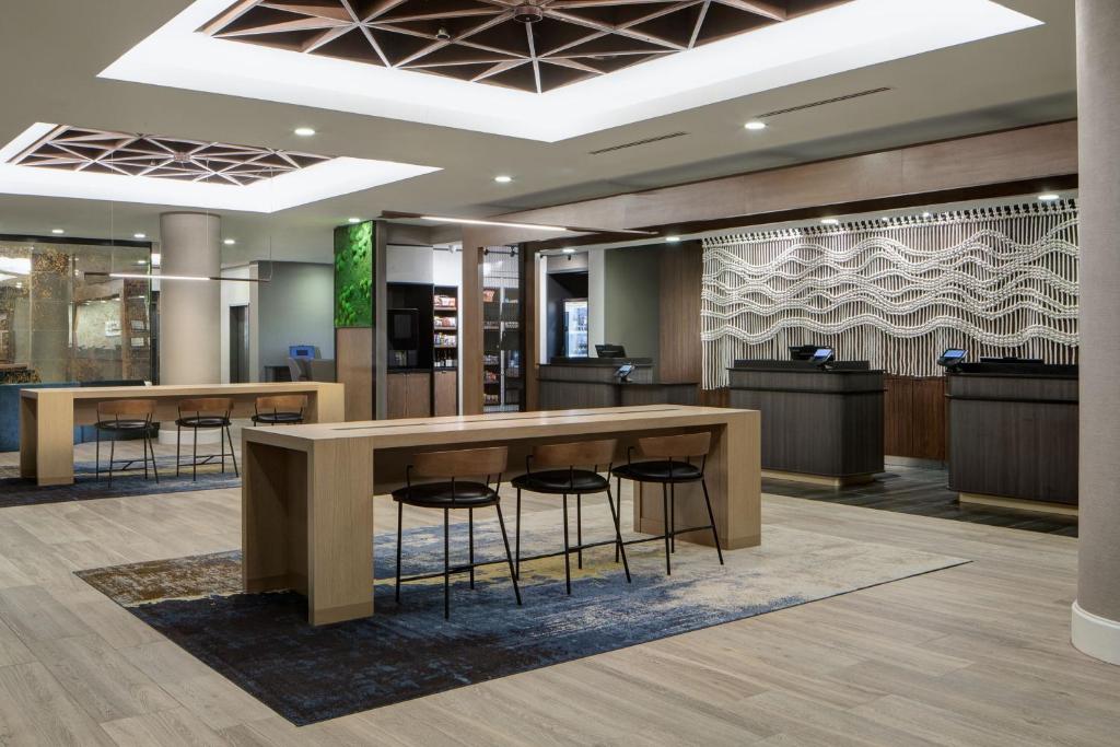 een lobby met een receptie en krukken bij Courtyard by Marriott Chicago Downtown/River North in Chicago