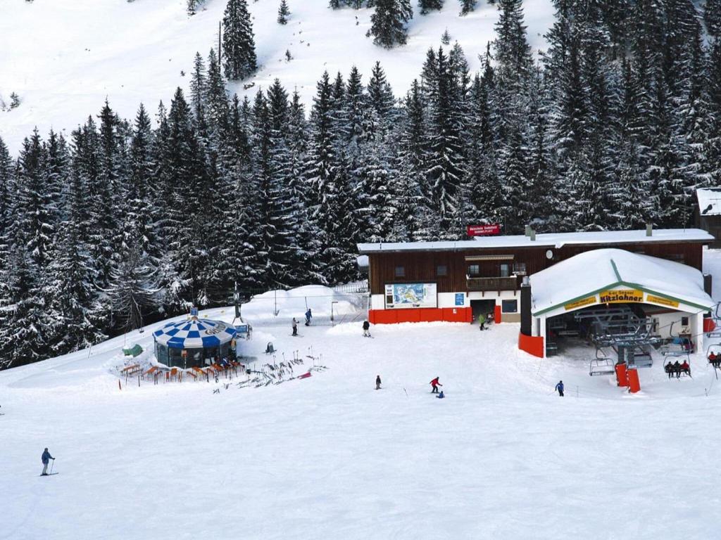 バイリッシュツェルにあるBavarian Mountain Escapeの雪の集団