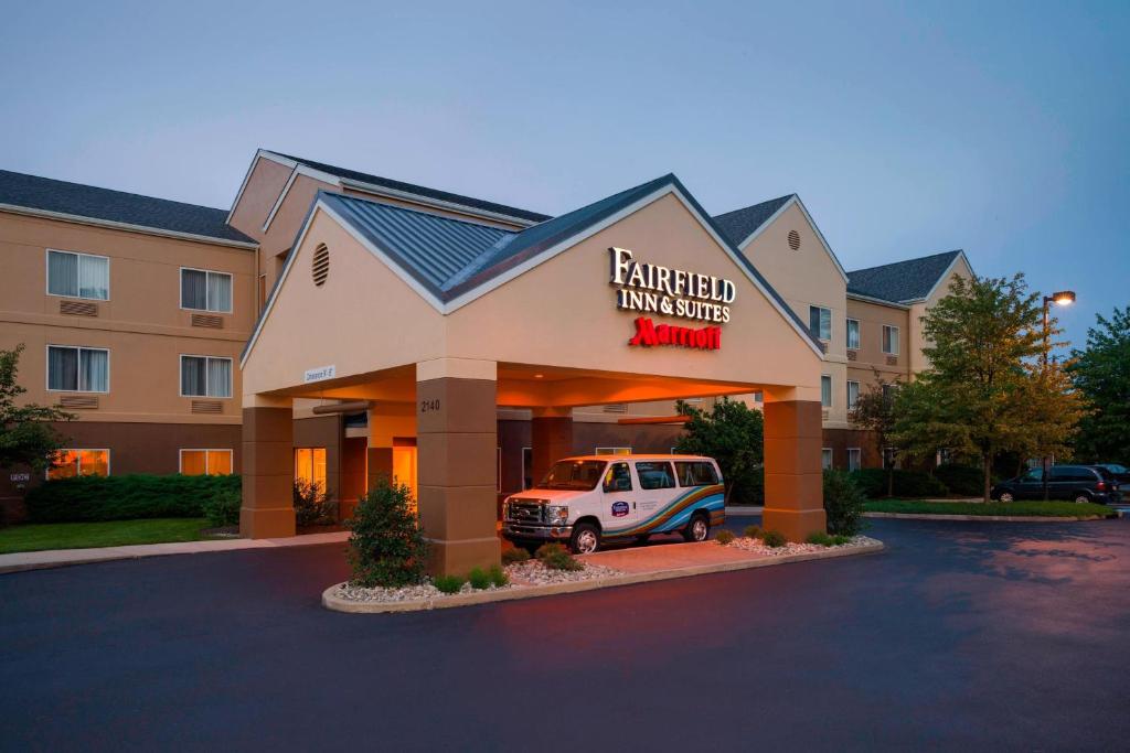 a hotel with a car parked in a parking lot at Fairfield Inn & Suites by Marriott Allentown Bethlehem/Lehigh Valley Airport in Bethlehem
