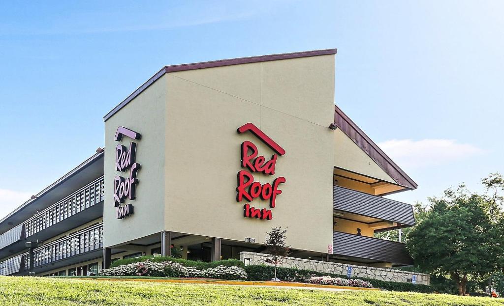 un edificio con una firma de rock rojo en él en Red Roof Inn Washington DC - Columbia/Fort Meade, en Jessup