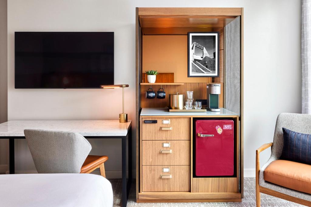 Kuchyň nebo kuchyňský kout v ubytování Omni Tempe Hotel at ASU