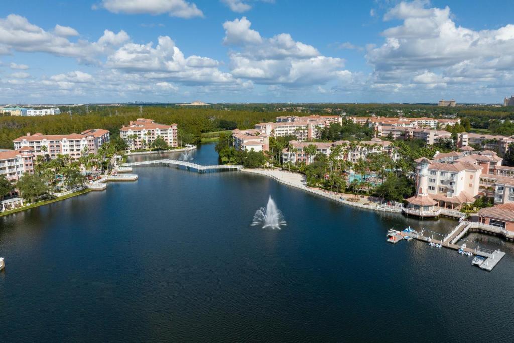 una vista aérea de una ciudad con un barco en el agua en Marriott's Grande Vista en Orlando