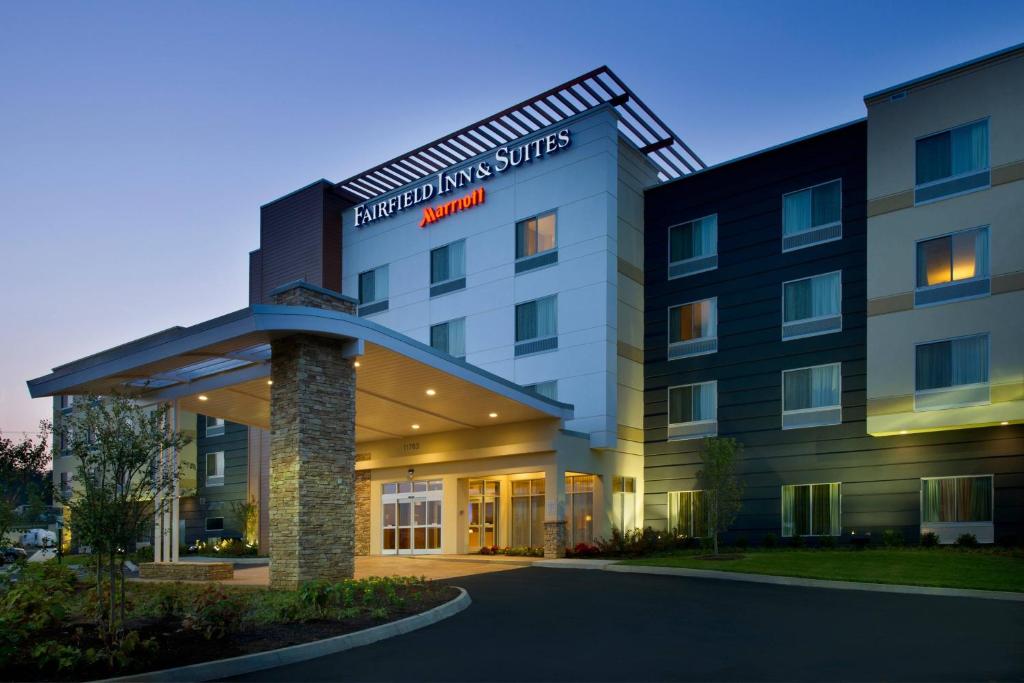 uma representação da frente de um edifício hospitalar em Fairfield by Marriott Inn & Suites Knoxville Turkey Creek em Knoxville