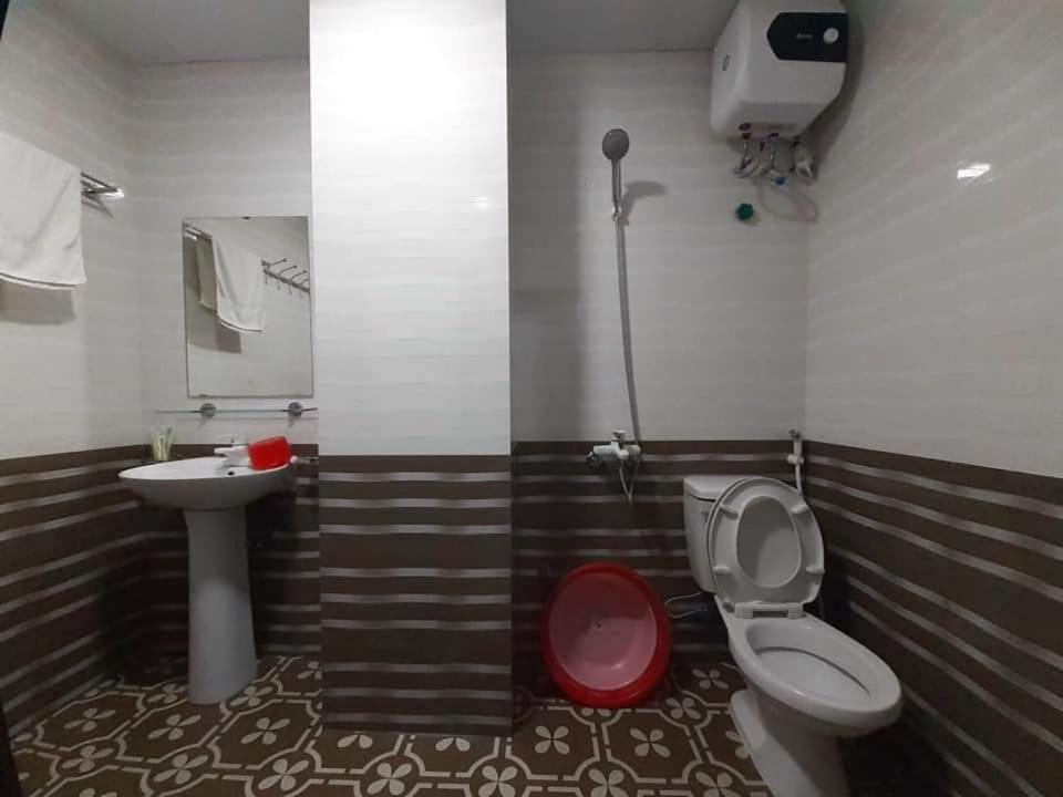 a bathroom with a toilet and a sink at Khách sạn Vân Thành in Sầm Sơn