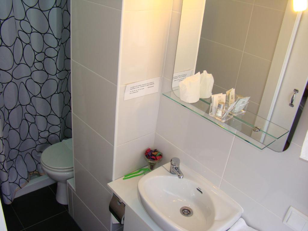 Koupelna v ubytování Hostal Platja