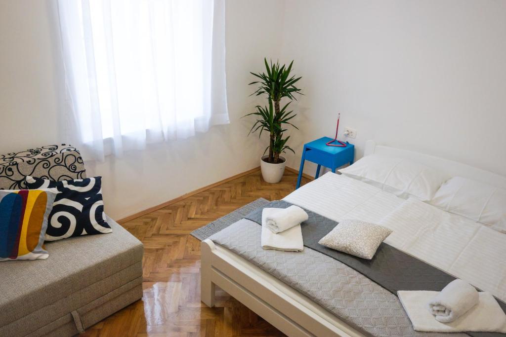 ein Schlafzimmer mit einem großen Bett mit Handtüchern darauf in der Unterkunft Apartment Basioli in Sali