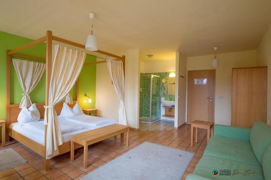 Postel nebo postele na pokoji v ubytování ad vineas Gästehaus Nikolaihof-Hotel Garni