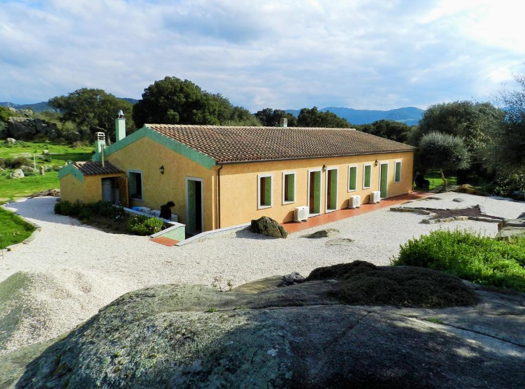 a house with a large rock in front of it at Chicchiritanos in Monti