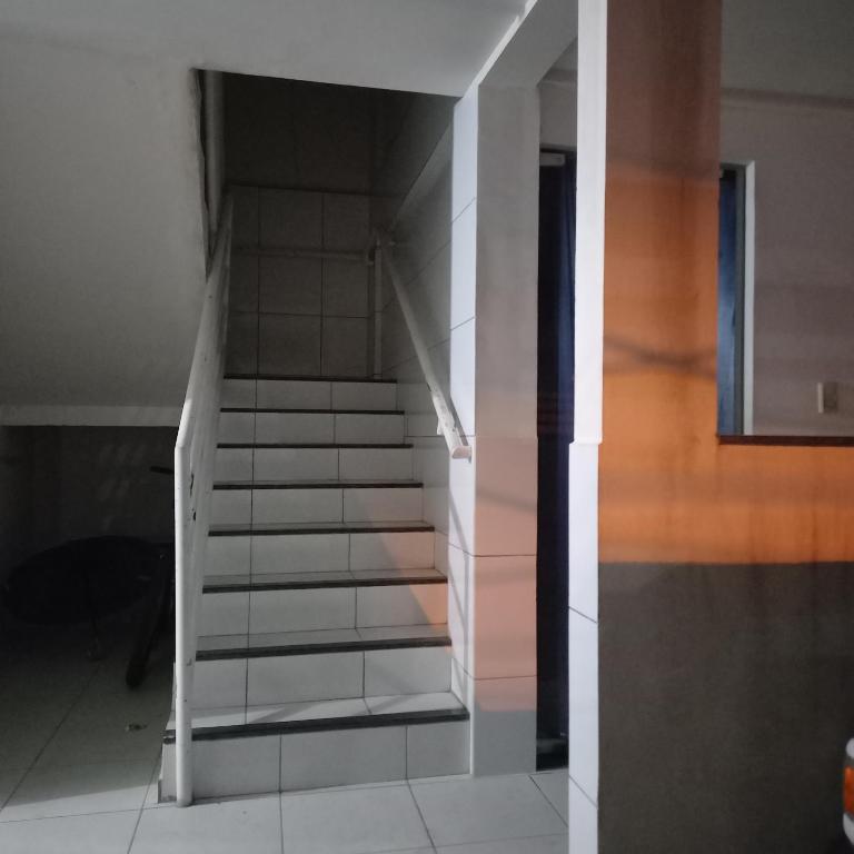 uma escada numa casa com uma escada em Apartamento temporada em Campina Grande