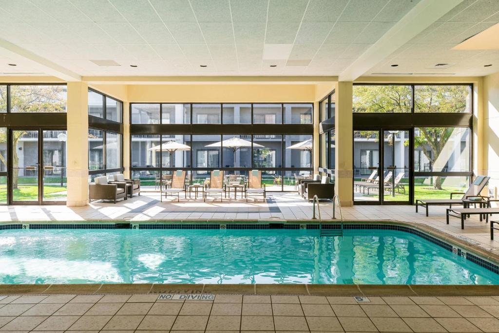 Bazén v ubytování Courtyard by Marriott Chicago Naperville nebo v jeho okolí