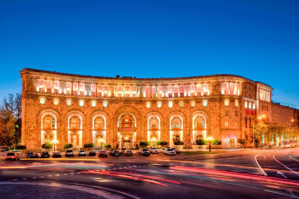 un grand bâtiment avec une rue en face dans l'établissement Armenia Marriott Hotel Yerevan, à Erevan