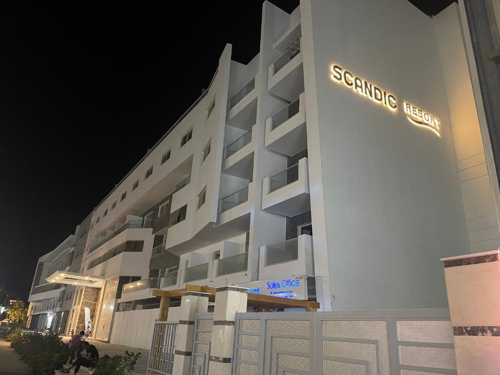 un edificio con un cartel en el costado en شقة بمنتجع علي البحر en Hurghada