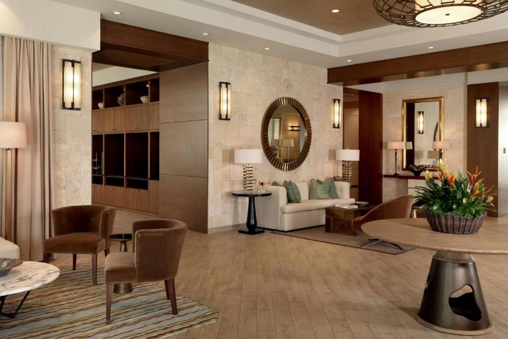 - un salon avec un canapé et une table dans l'établissement TownePlace Suites by Marriott Orlando Downtown, à Orlando