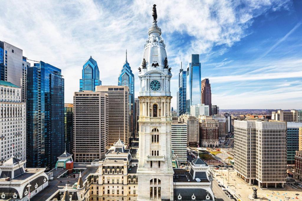 wysoki budynek z wieżą zegarową w mieście w obiekcie Residence Inn by Marriott Philadelphia Center City w Filadelfii