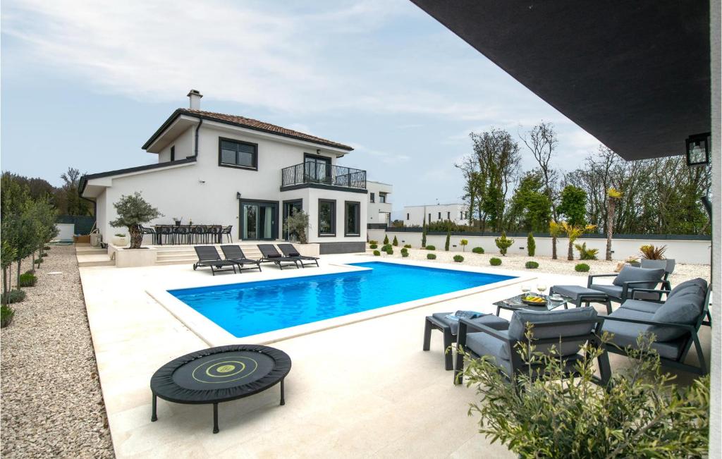 - une piscine dans l'arrière-cour d'une maison dans l'établissement Nice Home In Krnica With Outdoor Swimming Pool, à Krnica
