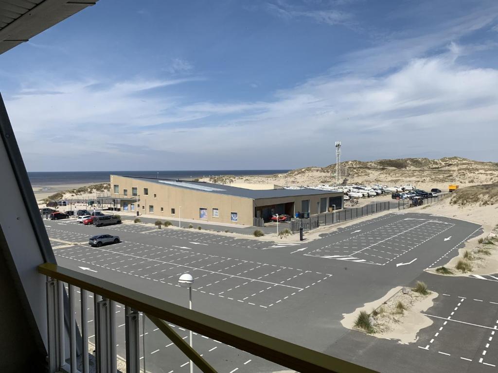 a view of a parking lot with a building at Appartement F2 avec balcon, à 2 pas de la plage, parking privé, animaux admis - FR-1-482-113 in Fort-Mahon-Plage